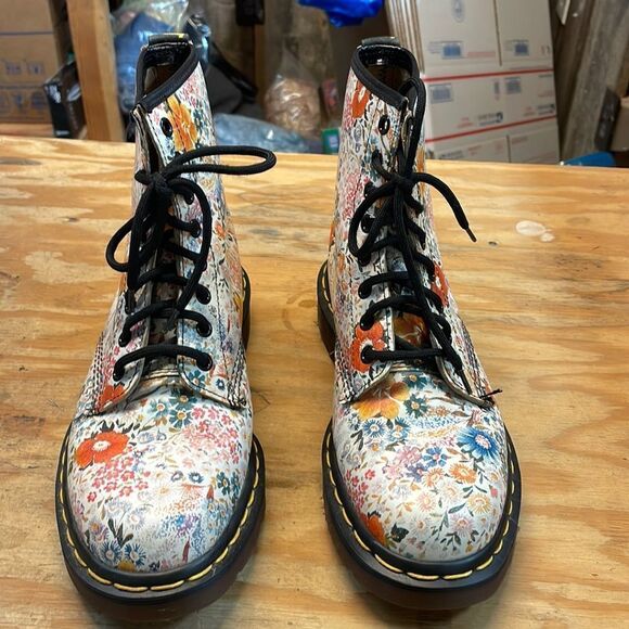 Dr Martens White Meadow Floral Boots in a size 8 - Picture 1 of 16